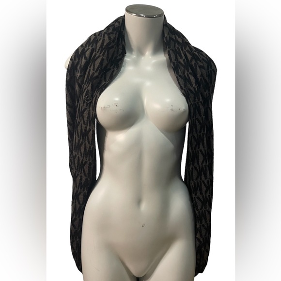 Michael kors logo”MK” blank and gray large scarf - Picture 9 of 12